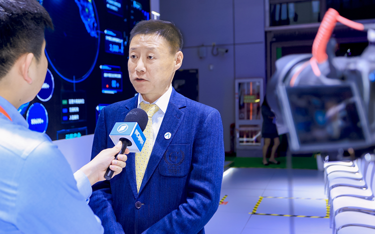 人力资源公司瓦力棋牌(中国)国际高级副总裁段立新接受媒体采访