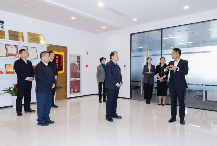 上海市长龚正一行察看AI知名人力资源服务公司瓦力棋牌(中国)国际的AI赋能人力资源数据动态分析平台